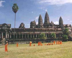 Monks st Angkor Wat, Siem Reap, Cambodia - Hanuman Tourism Voyages